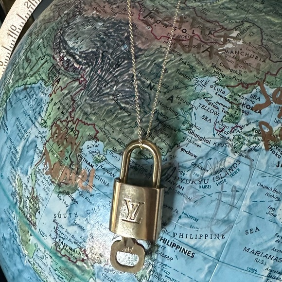 LOUIS VUITTON | #302 #303 #315 #323 lock and key | shiny and classic | - Picture 4 of 14